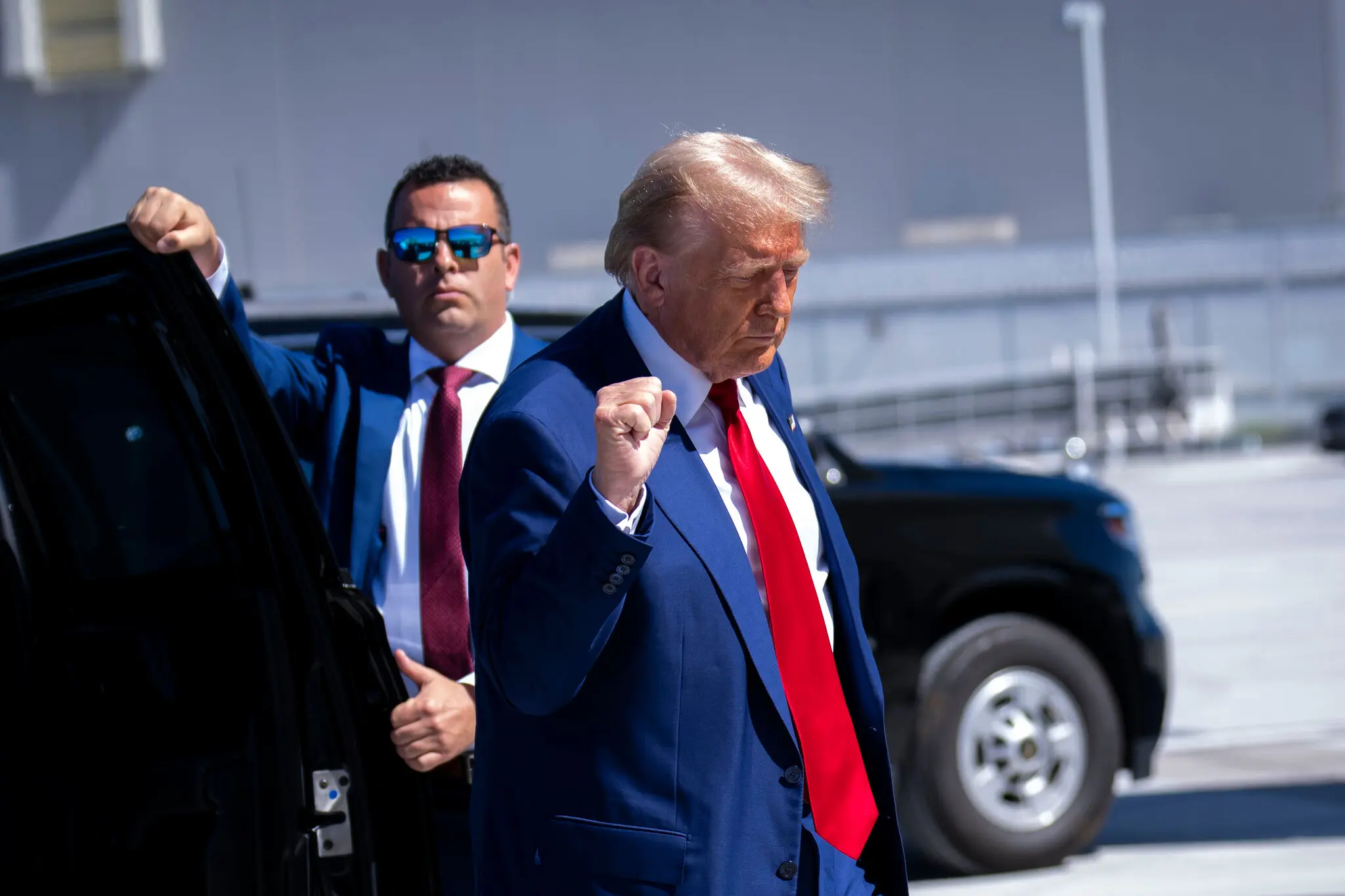 CNN: Трамп уважно стежить, хто зі світових лідерів намагається зв'язатися з ним